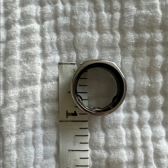 Oura Ring Gen 3 Heritage Silver Smart Ring in Size 8 •
WITH Charger - Picture 9 of 16